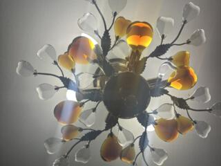 Две одинаковые люстры