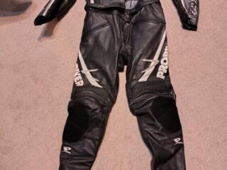 Шлем, мотокостюмы из кожи