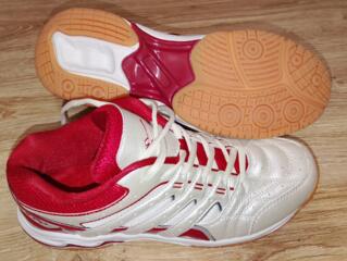Продам спортивные кроссовки для волейбола