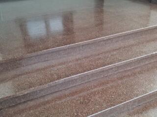 Полы, ступеньки из мраморной и гранитной крошки.