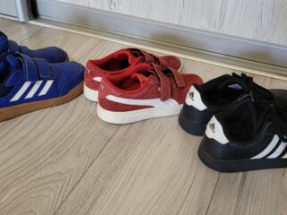 Продам детские кроссовки 