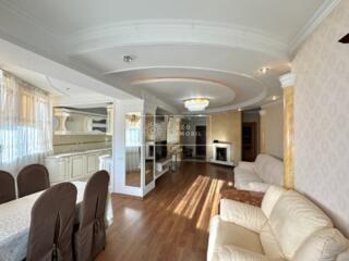 Vă propunem spre închiriere un apartament cu 2 camere și living, bloc 