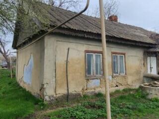 Продам домик с участком 10 соток, отличная локация. Всего за