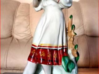 Продам фарфоровую статуэтку.