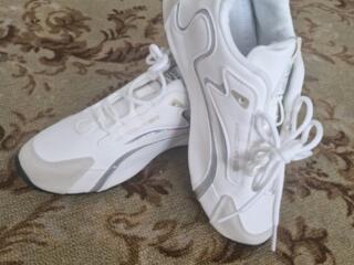 Новые кроссовки 42 размер.