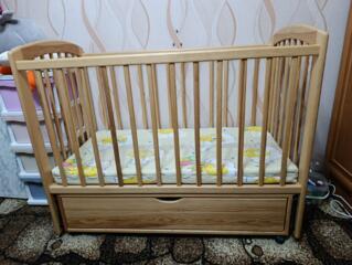 Продам детскую кроватку в хорошем состоянии из натурального дерева.