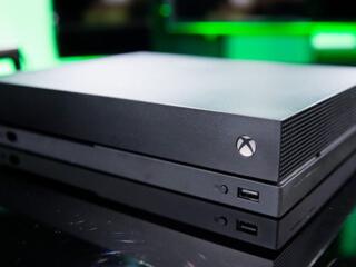 Продам Xbox One X в хорошем состоянии