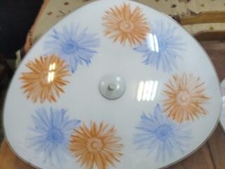 Люстры, настольная лампа - по 400 л., плафоны - по 50 л.