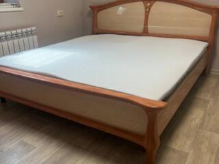 Красивый комплект для спальни: большая кровать+2 матраса+тумба+комод