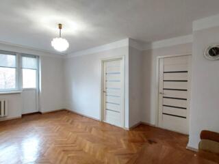 Vand apartament 5 camere - PROPRIETAR – PRIMA LINIE - zona Flacara