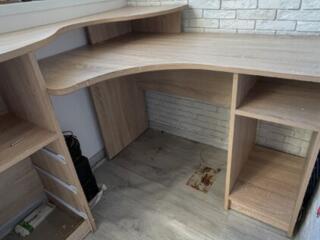 Продам срочно стол угловой