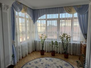 Ламбрикены со шторами и покрывалом на кровать