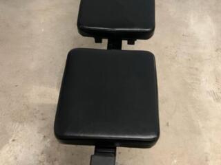 Многофункциональная тренировочная скамья для силовых тренировок.