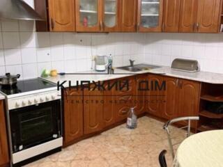 Продаж роздільної 4-х к.кв. на вул. Драгоманова 12, 113/77/15 кв. м, .