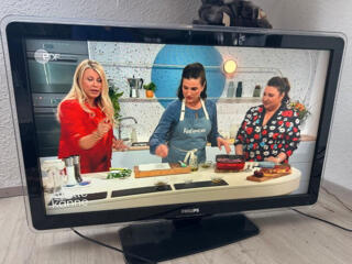 Philips 107 см. по диагонали, поворот влево вправо, динамики 30 ватт