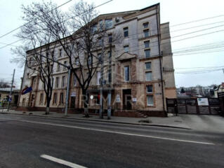 Oficiu cu 5 birouri, bloc sanitar și chicinetă în Centru!  Amplasat ..