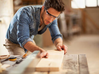 Требуется столяр на изготовление садово-парковой мебели. Гибкий график