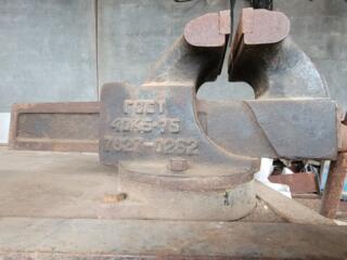 Продам тиски СССР на металлическом столе