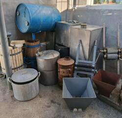 Продаю дробилку, пресс, казаны, бочки из нерж. и пластмас.