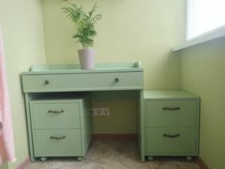 Столик и две тумбы.