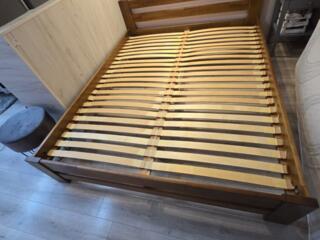 Продам двухспальную кровать из натурального дерева