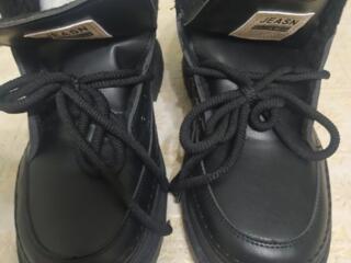 Продам тёплые ботинки - кроссовки.