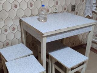 Продам кухонный стол с 4-я табуретками 600 р.