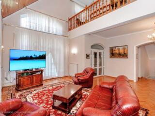 Casa+căsuța auxiliară în zona rezidențială. Codru.