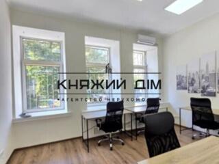 Продаж 2-кімнатної квартири в історичному центрі міста, поруч з ...