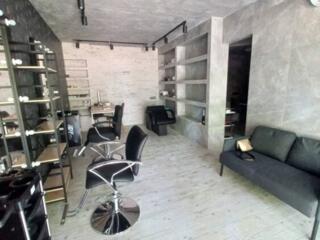 Продам фасадный салон красоты на Ак. Королёва