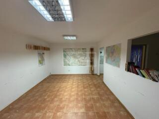 Se oferă spre chirie spațiu comercial pe str. Kiev. Suprafață de 35 ..