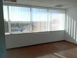 Se oferă spre chirie oficiu, în sectorul Râșcani, strada Petricani, ..