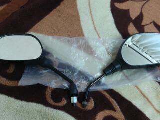 На мопед: зеркала заднего вида, лампочки, лягушки тормозные.