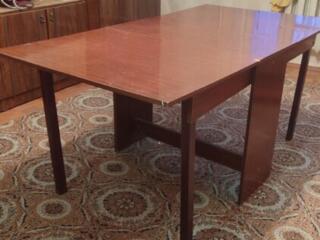 Продам полированный стол 400 р.
