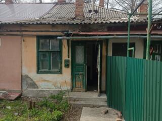 Продам квартиру на земле Центр г. Бендеры под ремонт.