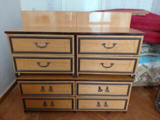 Спальня кровати с подъемным механизмом две прикроватные тумбочки трюмо