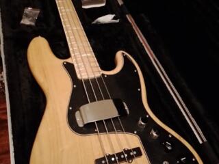 Новая бас гитара фендер 1200долл усилитель звука 120 долларов Новая 