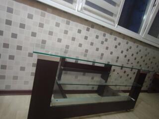 Продам тумбу под телевизор стеклянную.