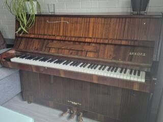 Продаётся пианино с 3 педалями