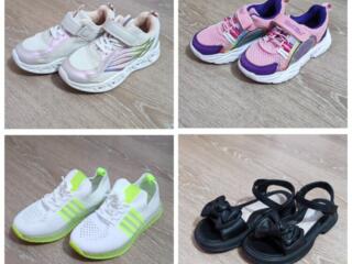 Кроссовки и босоножки на девочку