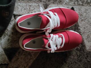 Продам Женские кроссовки с тему.