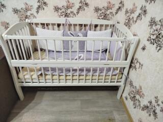 Продам кроватку с маятником.