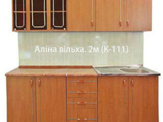 Кухня 2 метра. Стол кухонный и две табуретки. Мойка.