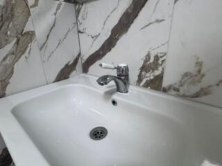 Продам трюмо с умывальником(смесителем) и зеркало