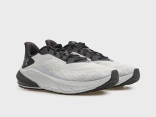 Продам новые кроссовки. Фирма.