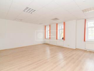 Spre chirie oficiu la etajul trei al unei clădiri de birouri. ...