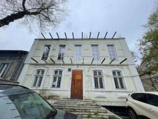 Se oferă spre chirie clădire separată la prima linie în sectorul ...