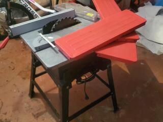 Настольная пила RED Technic мощностью 3400 Вт для работы по дереву.