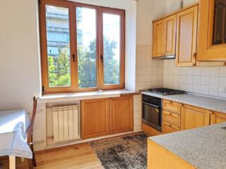 Сдам в долгосрочную аренду 2-х комнатную квартиру возле метро Нивки, .