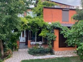 Добротный дом не далеко от озера.